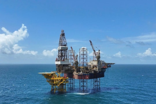 Kình Ngư Trắng Nam đón dòng dầu thương mại đầu tiên