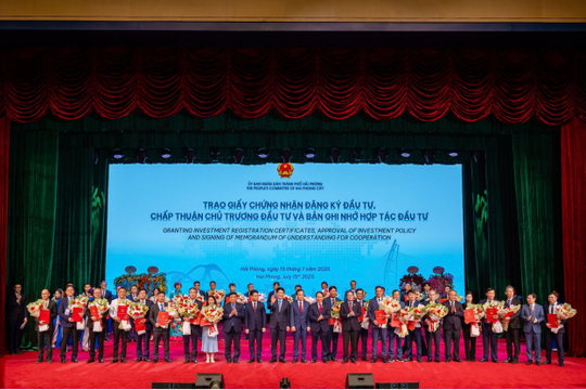 Trao chứng nhận đăng ký đầu tư KCN Trấn Dương – Hòa Bình cho CTCP Titan Hải Phòng