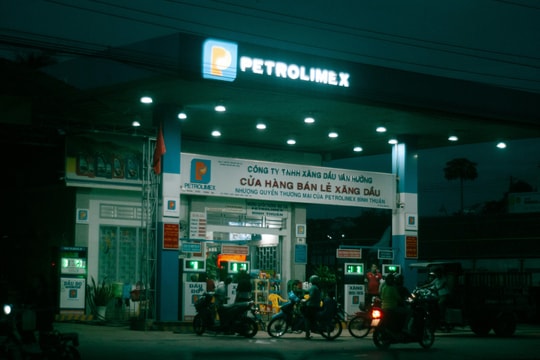 Giá dầu leo thang: Áp lực lạm phát "nóng" trở lại