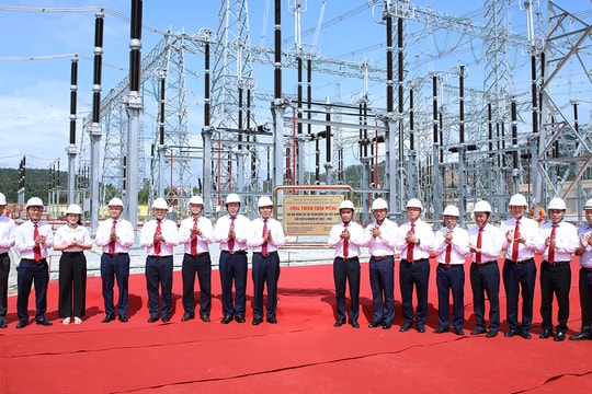 Gắn biển công trình chào mừng Đại hội Đảng bộ EVN lần thứ IV