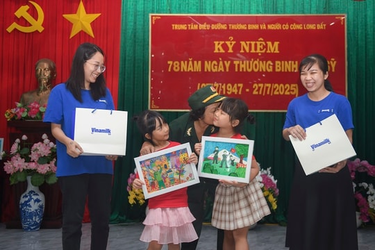 Hơn 100 bức tranh của con em cán bộ - nhân viên và 18.000 sản phẩm dinh dưỡng Vinamilk tri ân dịp 27/7