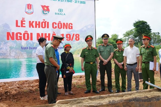 Tuổi trẻ Công an nhân dân thắp lửa tri ân, trao yêu thương đến vùng biên