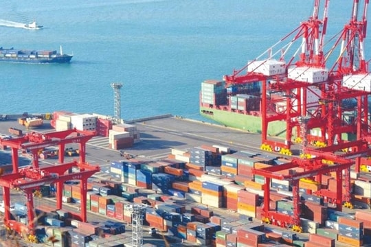 Xuất nhập khẩu tăng 16,2%, kinh tế Việt Nam thêm động lực