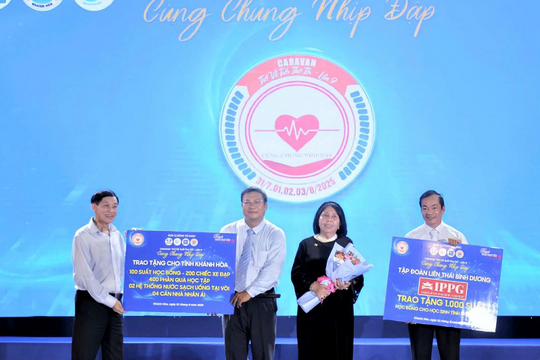 Doanh nhân Johnathan Hạnh Nguyễn đồng hành cùng học sinh khó khăn Khánh Hòa