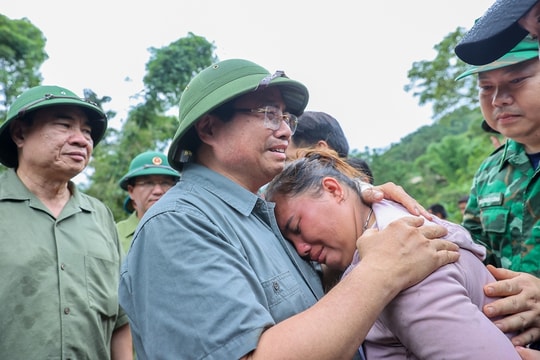 Thủ tướng: Làm mọi cách nhanh nhất có thể ổn định đời sống người dân vùng lũ