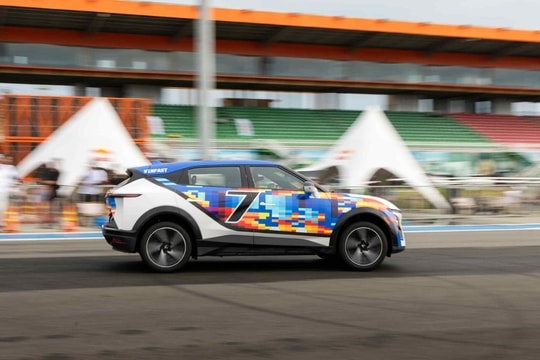 Khách hàng Việt mê mệt VinFast VF 7: “Đó là chiếc xe mơ ước của tôi”