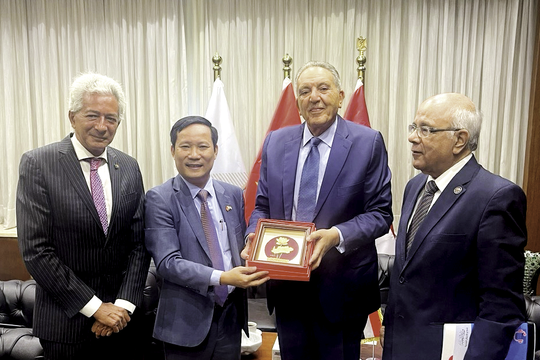 Chủ tịch VCCI làm việc với Chủ tịch Liên đoàn các phòng thương mại Ai Cập tại Cairo