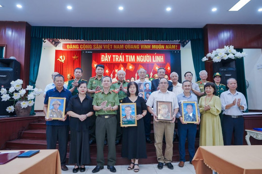 Trao tặng di ảnh Anh hùng Liệt sĩ “Mãi mãi tuổi 20”
