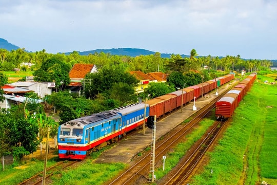 Đẩy nhanh hiện đại hoá kết cấu hạ tầng đường sắt