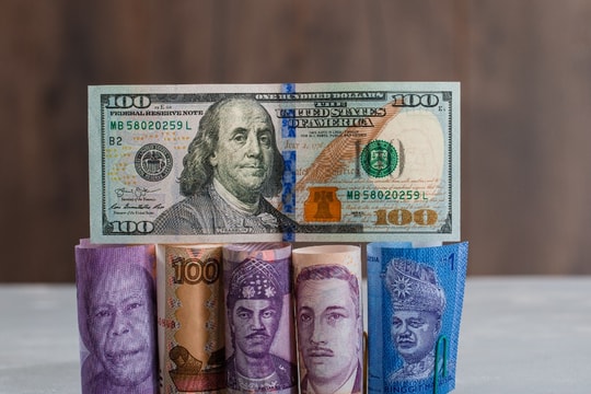 Vì sao đồng USD ngày càng suy yếu?