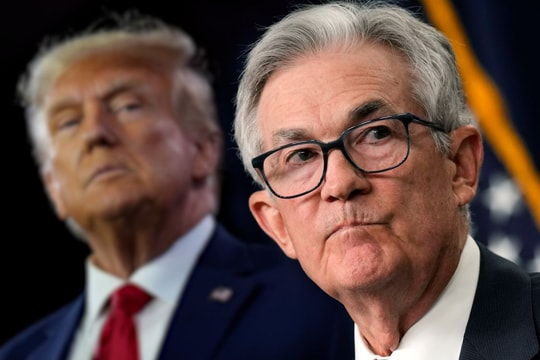 FED đang đứng giữa ngã 3 đường