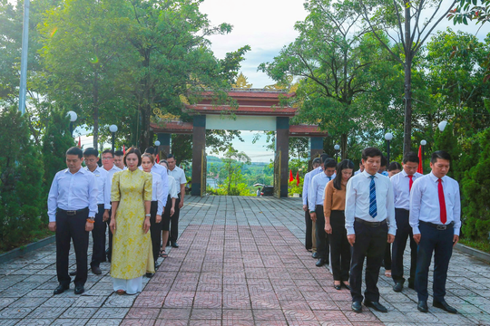 Khu du lịch Núi Thần Tài tri ân và trao quà cho gia đình chính sách