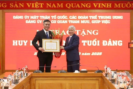 Đồng chí Đỗ Văn Chiến trao Huy hiệu 30 năm tuổi Đảng cho Phó Bí thư Đảng ủy MTTQ, các đoàn thể Trung ương Trần Thắng