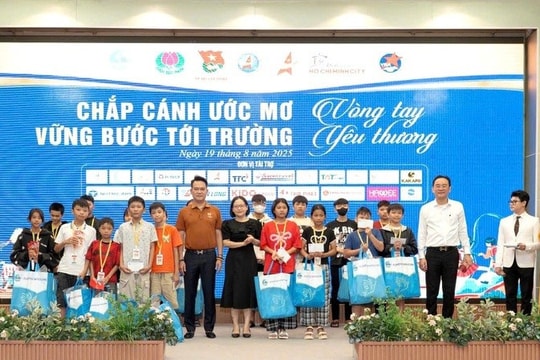 Trao 3 nghìn suất quà tặng trẻ mồ côi, khuyết tật và hoàn cảnh khó khăn