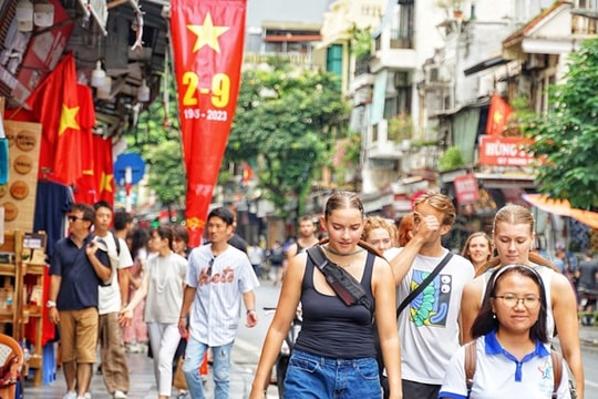 Du lịch Việt Nam: Cơ hội bứt phá từ chính sách mới và sức hút lễ hội lịch sử