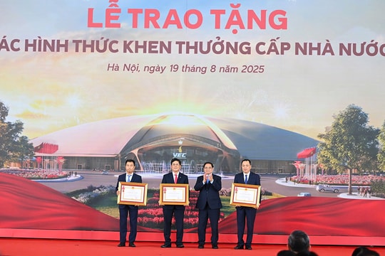 Tập đoàn Điện lực Việt Nam và Tổng công ty Truyền tải điện Quốc gia đón nhận Huân chương Lao động hạng Ba