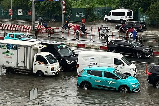 Hà Nội mưa ngập: So sánh rủi ro giữa xe điện và xe xăng