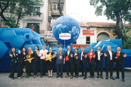 Khối Doanh nhân Việt Nam sơ duyệt diễu binh, diễu hành A80