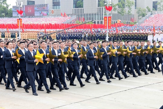 Khí thế rạng ngời của Khối Doanh nhân Việt Nam tổng duyệt diễu binh A80