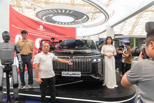 VinFast gây “choáng” tại Trung tâm Triển lãm Việt Nam bằng dàn xe “khủng”: Bộ đôi Lạc Hồng 900 LX tạo ấn tượng mạnh