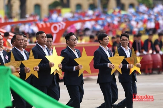 Khí thế rạng ngời của Khối Doanh nhân Việt Nam tổng duyệt diễu binh A80