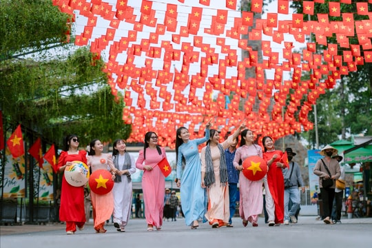 Du khách hào hứng tham dự chợ lá kỷ lục và triển lãm lịch sử tại núi Bà Đen, Tây Ninh