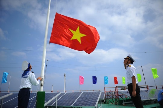 Cờ đỏ sao vàng - Niềm tin, ý chí nơi đầu sóng ngọn gió