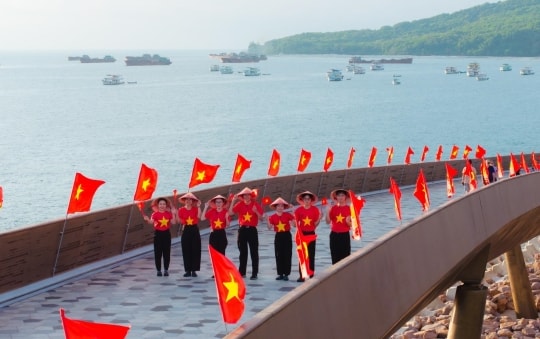 Nam đảo Phú Quốc rực rỡ cờ và pháo hoa dịp 2/9 khiến du khách quốc tế không thể rời mắt