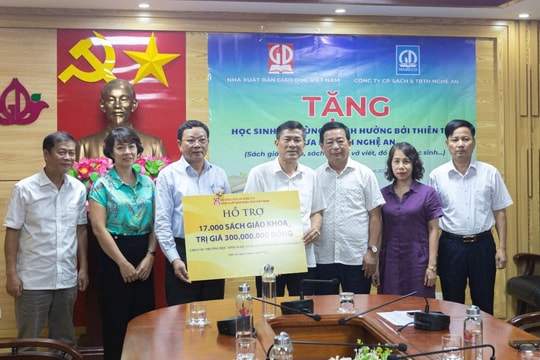 Sách giáo khoa của NXBGDVN kịp thời đến với học sinh vùng lũ trong ngày khai giảng