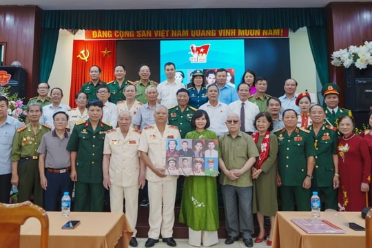 Trao tặng di ảnh chân dung “Tự hào Công an nhân dân Việt Nam”