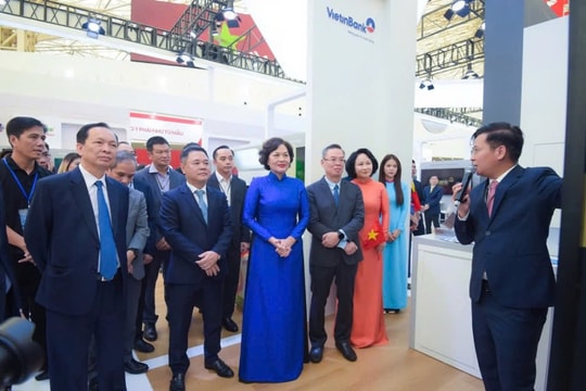 Nhận quà khi check-in gian hàng VietinBank tại Triển lãm thành tựu đất nước