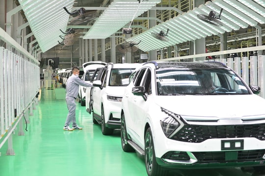 Thị trường ô tô Việt: sức mua biến động, triển vọng tích cực