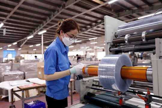 Có nên miễn thuế thu nhập cá nhân với tiền làm thêm giờ, trợ cấp?