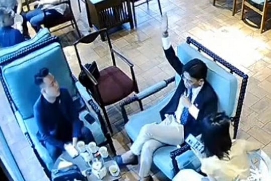 Khói thuốc, quyền lực và mặt thật “tổng tài”