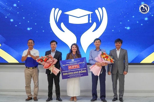 Doanh nhân Johnathan Hạnh Nguyễn tặng 200 suất học bổng cho sinh viên khó khăn