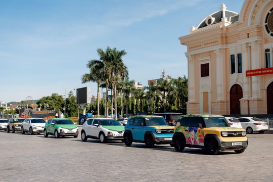 Nhiều khách VinFast bất ngờ “mua một được hai”, rinh về từ xe đạp, xe máy đến ô tô điện