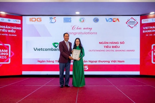 Vietcombank được vinh danh 3 giải thưởng tại Diễn đàn Ngân hàng Bán lẻ Việt Nam 2025