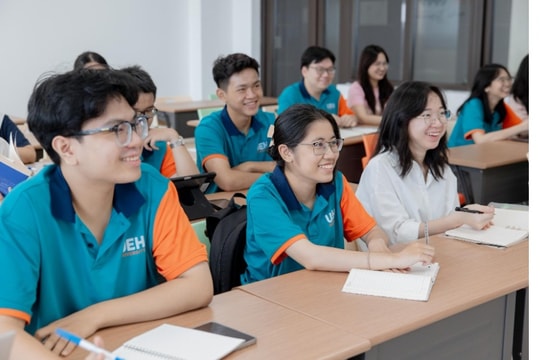 UEH hỗ trợ gần 3000 sinh viên 19 tỉnh thành bị ảnh hưởng bởi bão lũ