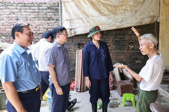 Phó Chủ tịch UBTƯ MTTQ Việt Nam Hà Thị Nga thăm hỏi và trao hỗ trợ nhân dân tỉnh Thái Nguyên