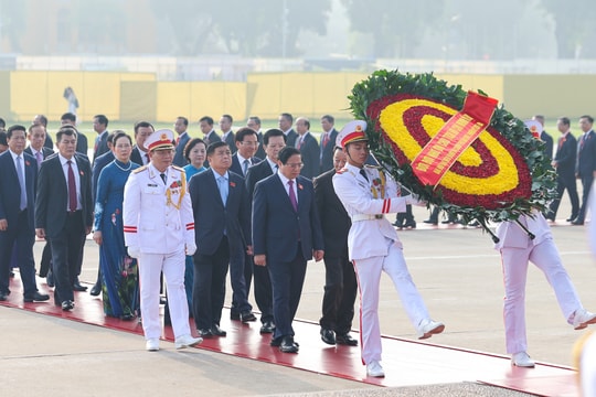 Đoàn đại biểu dự Đại hội Đảng bộ Chính phủ vào Lăng viếng Chủ tịch Hồ Chí Minh
