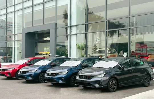 Giá ô tô tiếp tục giảm sâu dịp cuối năm