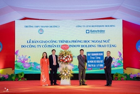 Eurowindow Holding trao học bổng khuyến tài tại Đại học Kinh tế Quốc dân