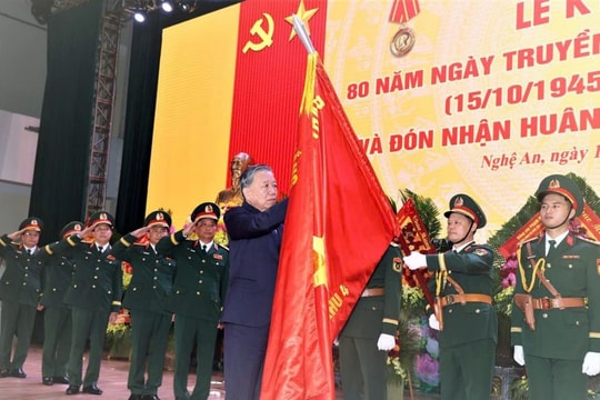 Tổng Bí thư Tô Lâm trao Huân chương Hồ Chí Minh cho Quân khu 4 nhân dịp kỷ niệm 80 năm truyền thống