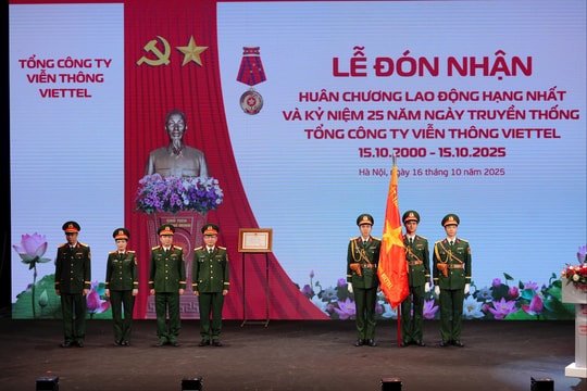 Viettel Telecom đón nhận Huân chương Lao động hạng Nhất