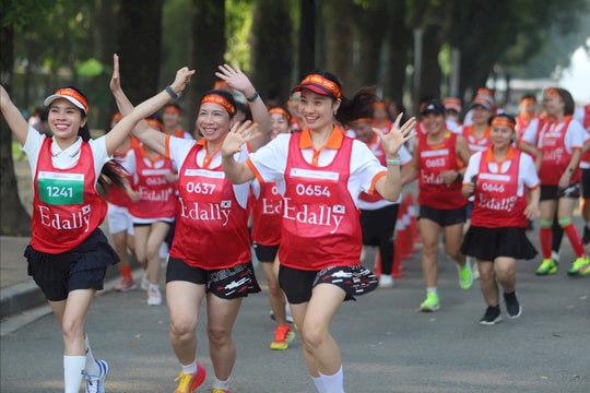 Phụ nữ chạy hưởng ứng Vì môi trường không khói thuốc