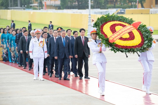 Các đại biểu Quốc hội đặt vòng hoa, vào Lăng viếng Chủ tịch Hồ Chí Minh trước Kỳ họp thứ 10, Quốc hội khóa XV