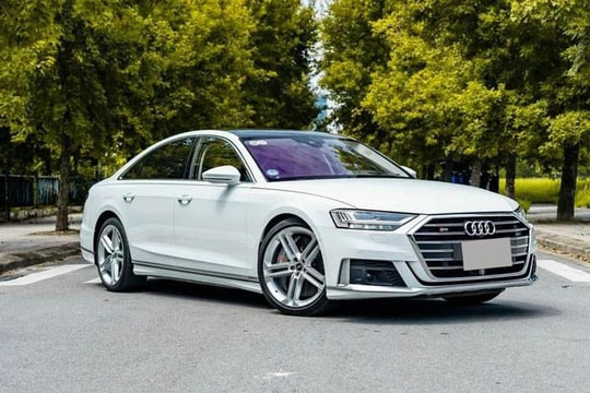 Hàng hiếm Audi S8, đi hơn 30.000 km bán lại mất giá 10 tỷ đồng