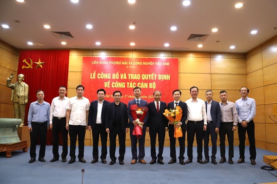 VCCI công bố và trao quyết định về công tác cán bộ