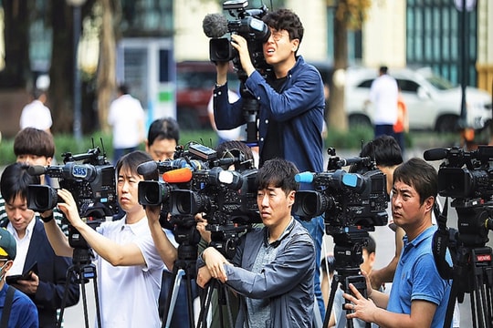 Sửa Luật Báo chí: Nên giảm tải "giấy phép con" trong cấp thẻ nhà báo