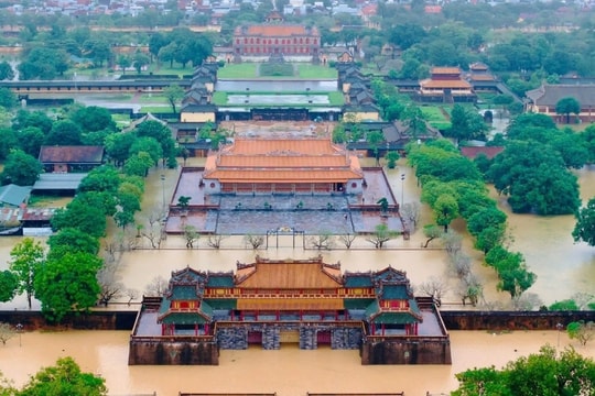 Ba nhà mạng duy trì mạng lưới thông suốt trong lũ dữ